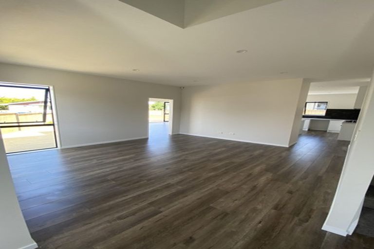 Photo of property in 32a Tupaki Place, Pakuranga Heights, Auckland, 2010