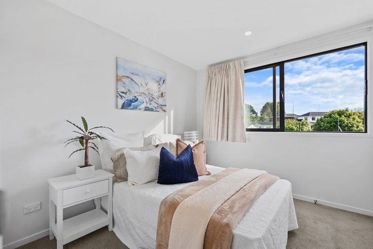 Photo of property in 7/8 Chivalry Road, Glenfield, Auckland, 0629