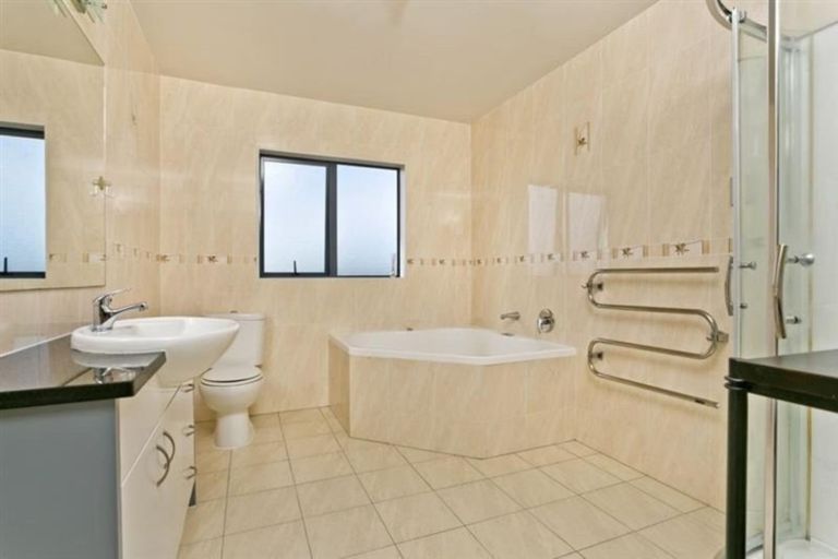 Photo of property in 13 Spoonbill Place, Unsworth Heights, Auckland, 0632