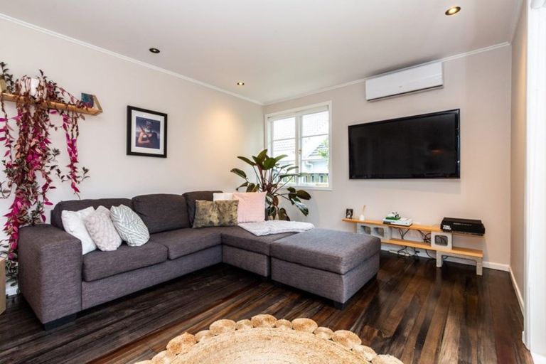 Photo of property in 52 Neil Avenue, Te Atatu Peninsula, Auckland, 0610