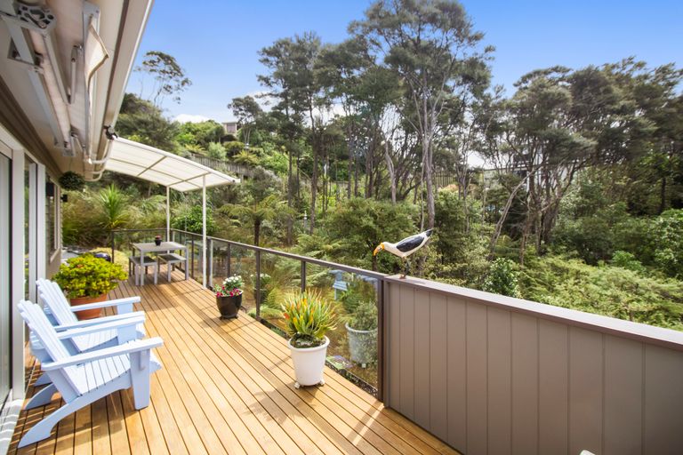 Photo of property in 4 Mccahon Place, Titirangi, Auckland, 0604