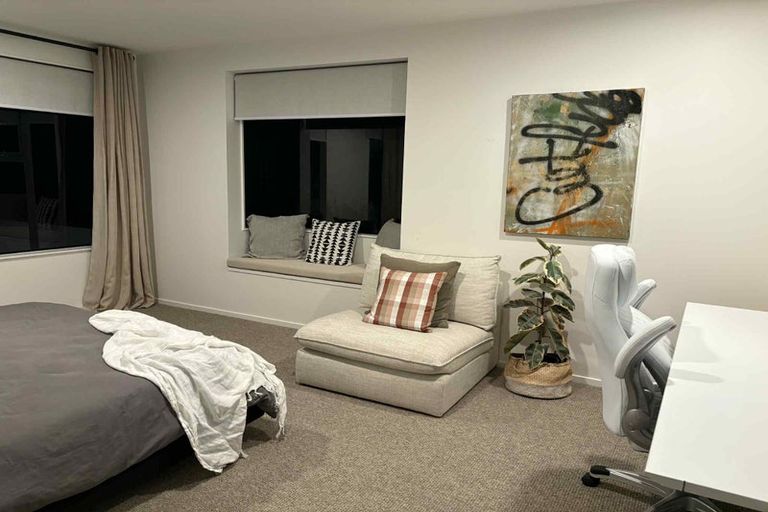 Photo of property in 2/81 Knights Road, Rothesay Bay, Auckland, 0630