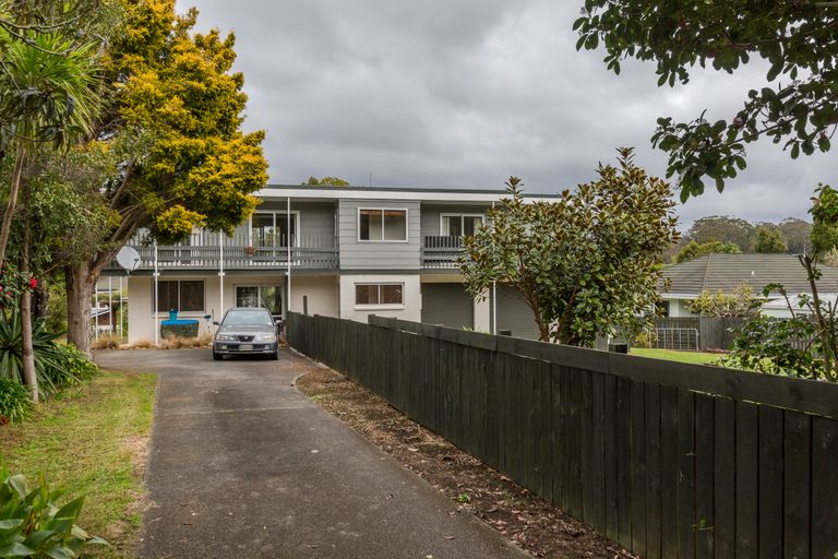 Photo of property in 35 Kemp Road, Massey, Auckland, 0614