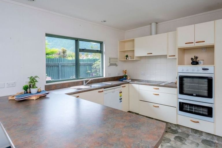Photo of property in 2 Inverell Place, Waikanae, 5036
