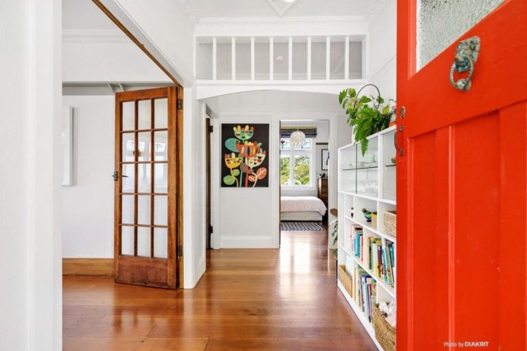 Photo of property in 18 Sugarloaf Road, Brooklyn, Wellington, 6021