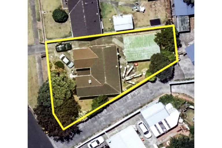 Photo of property in 18 Staverton Crescent, Mangere, Auckland, 2022