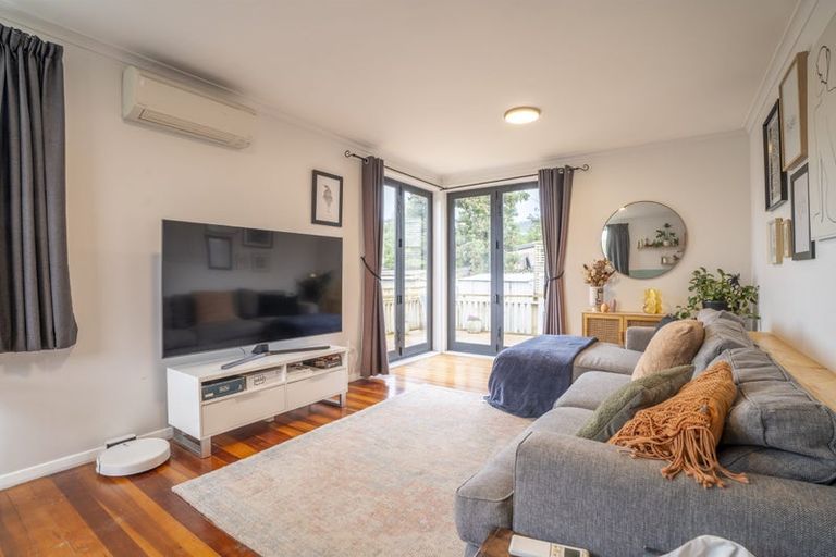 Photo of property in 32 Davidson Crescent, Tawa, Wellington, 5028