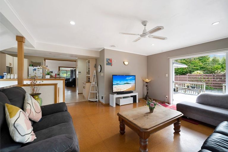 Photo of property in 15 Tauhara Street, Green Bay, Auckland, 0604