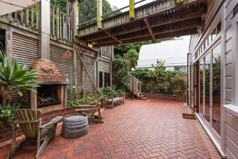 Photo of property in 489 Karaka Bay Road, Karaka Bays, Wellington, 6022