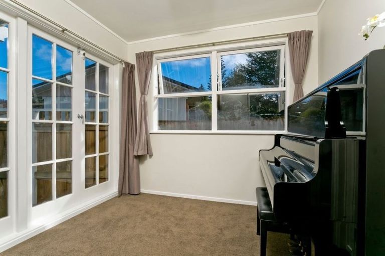 Photo of property in 54 Normanton Street, Glenfield, Auckland, 0629