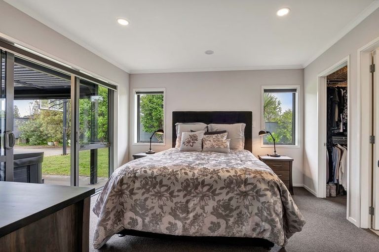 Photo of property in 122 Pohutukawa Place, Waiwhakaiho, New Plymouth, 4312