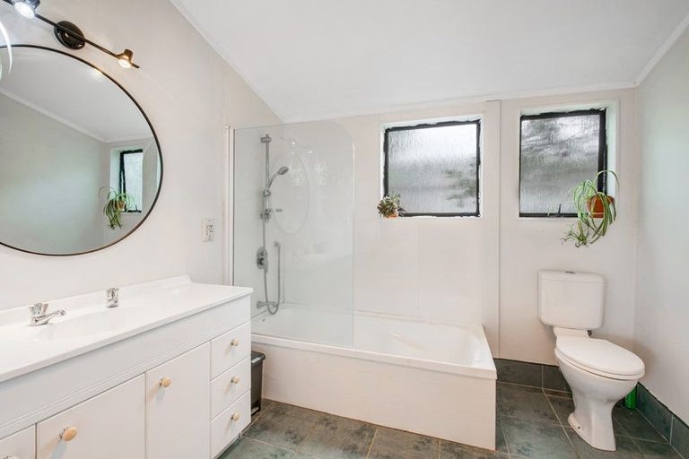 Photo of property in 22 Moffat Road, Red Beach, 0932