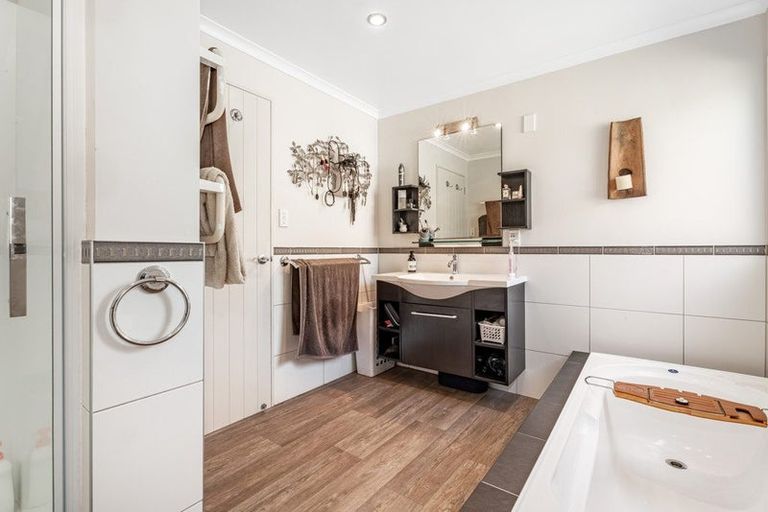 Photo of property in 52 Katherine Mansfield Drive, Whitemans Valley, Upper Hutt, 5371