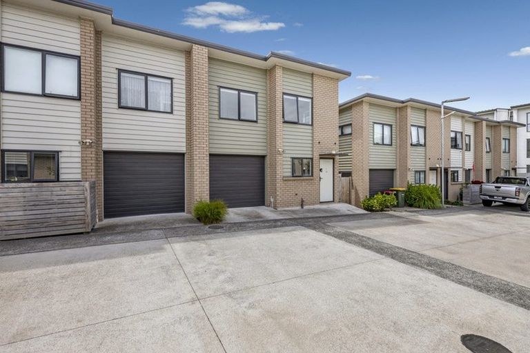 Photo of property in 12 Pangu Way, Mangere, Auckland, 2022