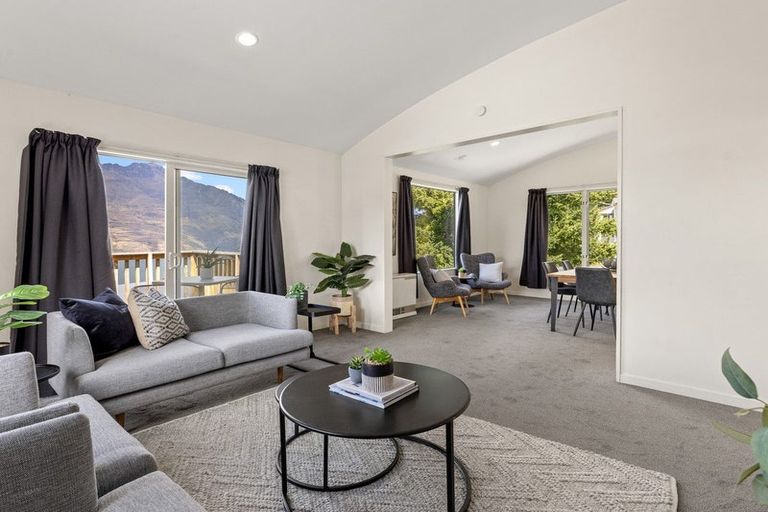 Photo of property in 32 Dart Place, Fernhill, Queenstown, 9300