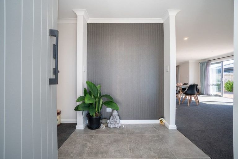 Photo of property in 5 Mediterranean Grove, Fitzherbert, Palmerston North, 4410