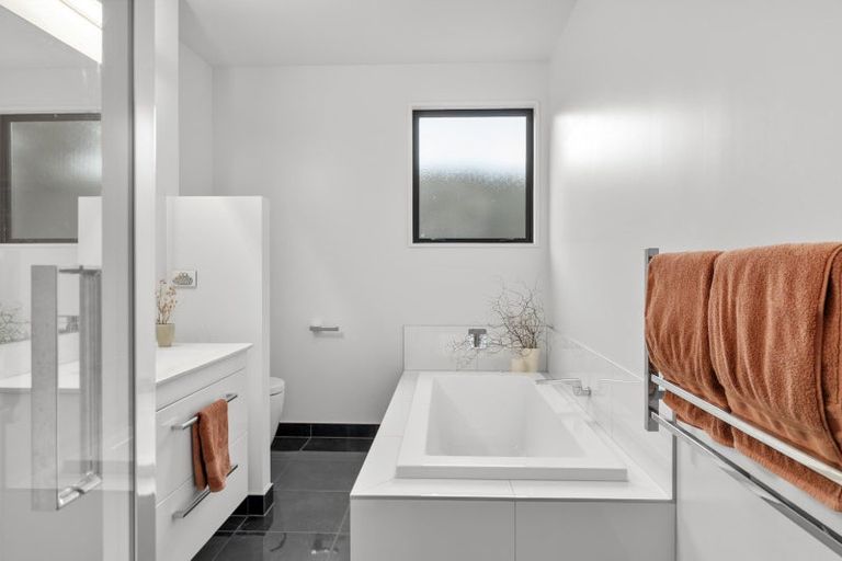 Photo of property in 1 Kirimoko Crescent, Wanaka, 9305