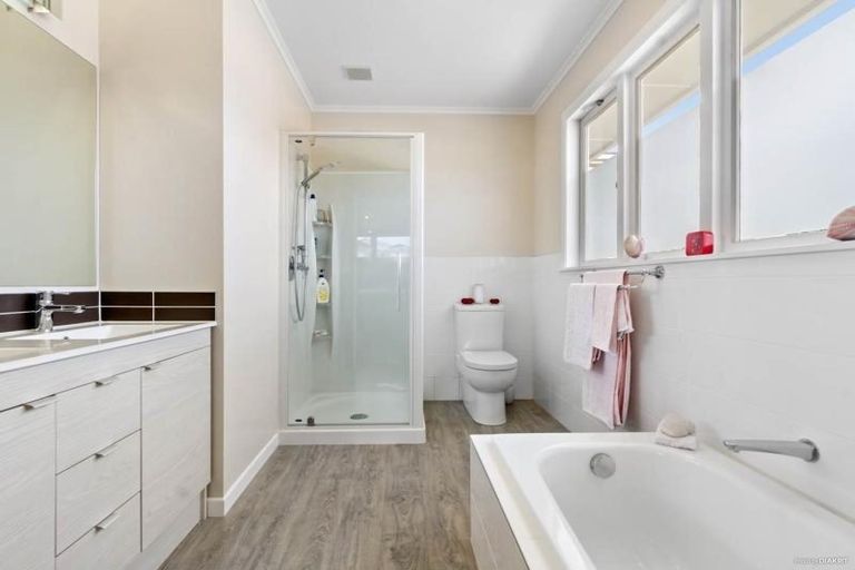 Photo of property in 32 Gloria Avenue, Te Atatu Peninsula, Auckland, 0610