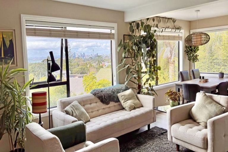 Photo of property in 131 Chelsea View Drive, Chatswood, Auckland, 0626