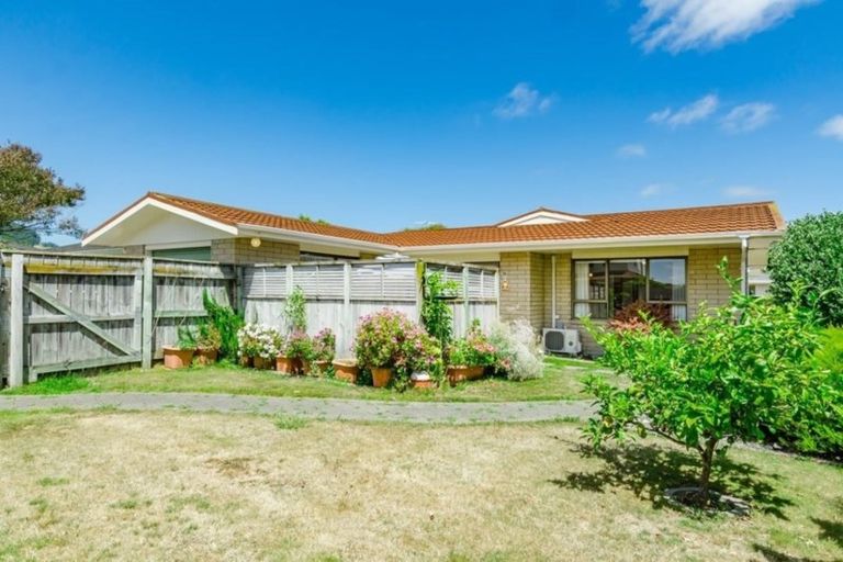 Photo of property in 6 Rewarewa Crescent, Waikanae, 5036