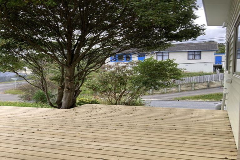 Photo of property in 4 Miles Crescent, Newlands, Wellington, 6037