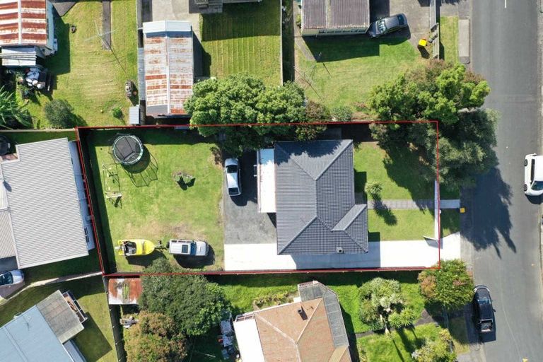 Photo of property in 1 Coburg Street, Henderson, Auckland, 0612