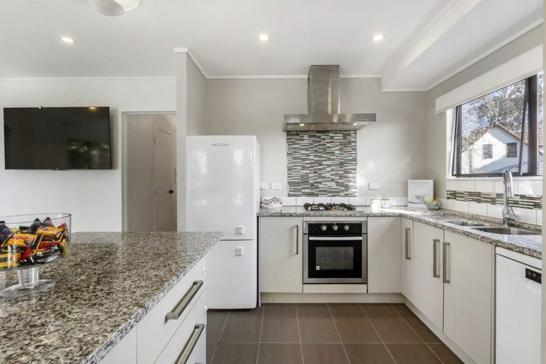 Photo of property in 2/16 Caribbean Drive, Unsworth Heights, Auckland, 0632