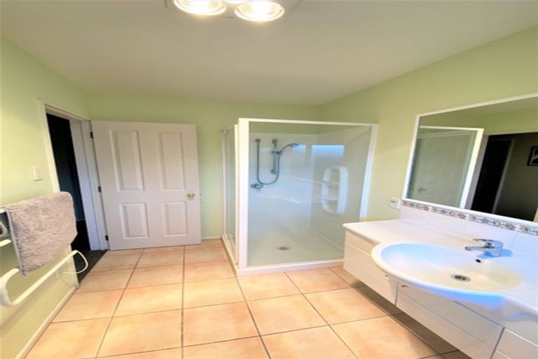 Photo of property in 8 Amdale Avenue, Broomfield, Christchurch, 8042