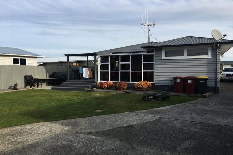 Photo of property in 41 Karaka Crescent, Levin, 5510