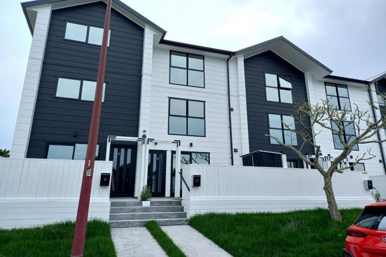 Photo of property in 2/2 Jadewynn Drive, Massey, Auckland, 0614