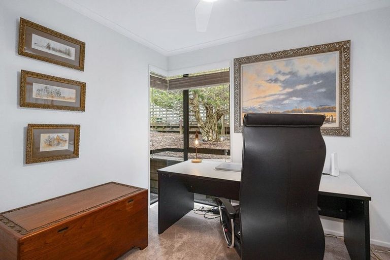 Photo of property in 5 Springwater Vale, Unsworth Heights, Auckland, 0632