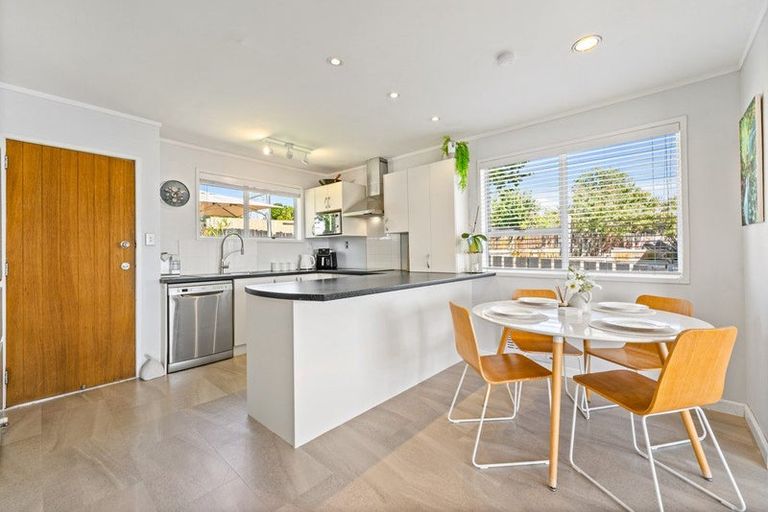 Photo of property in 27 Arlette Place, Massey, Auckland, 0614