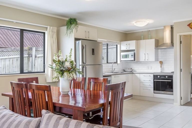 Photo of property in 4/1 Cheval Drive, Totara Vale, Auckland, 0629