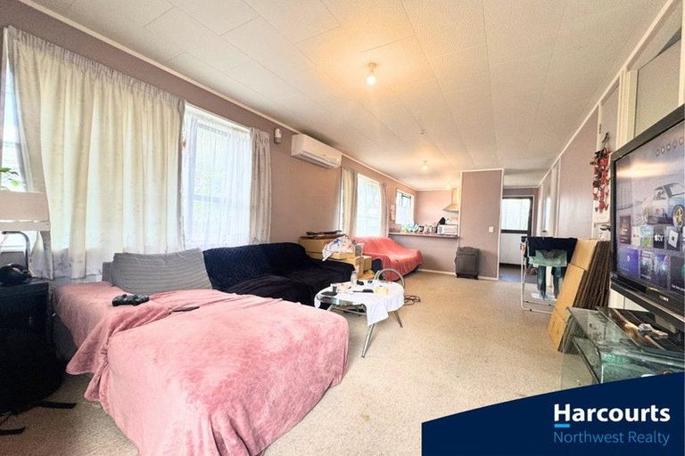 Photo of property in 727 Swanson Road, Swanson, Auckland, 0612