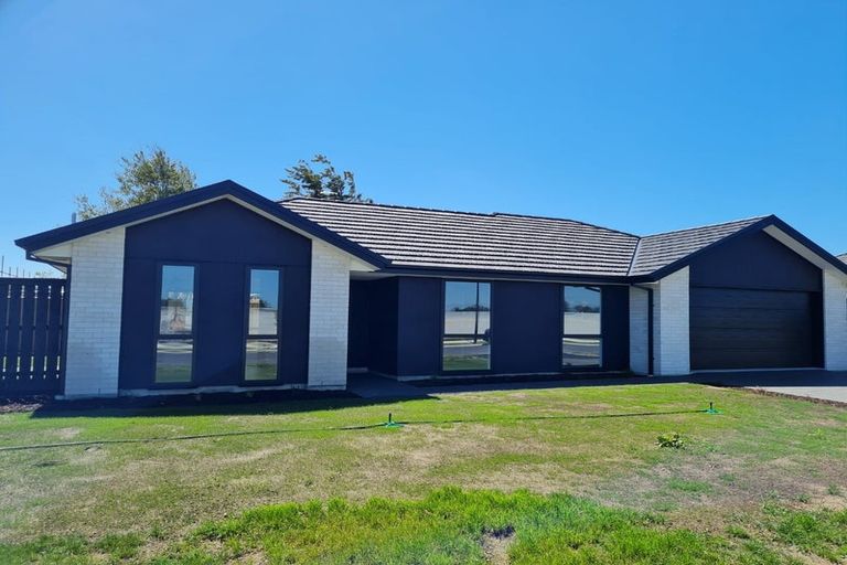 Photo of property in 22 Eileen Way, Rolleston, 7615