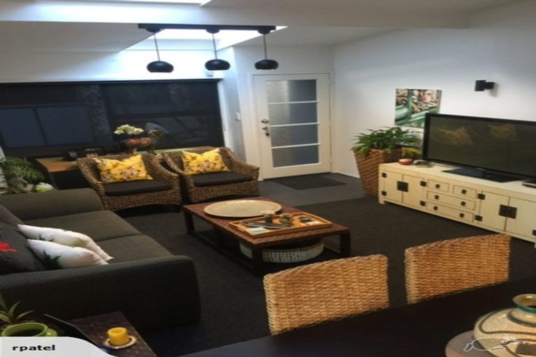 Photo of property in 1/9a Wyvern Place, Glenfield, Auckland, 0629