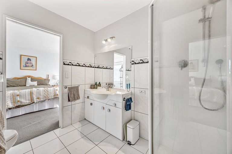 Photo of property in 3 Bridgehead Cove, West Harbour, Auckland, 0618