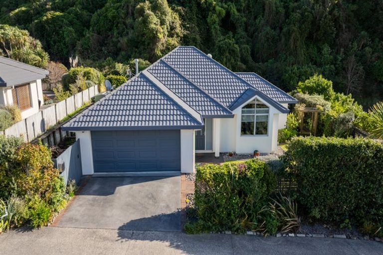 Photo of property in 212 Westchester Drive, Churton Park, Wellington, 6037
