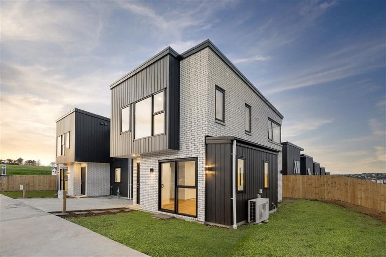 Photo of property in 37 Paina Crescent, Massey, Auckland, 0614