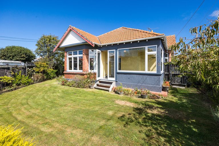 Photo of property in 85 Hargest Crescent, Saint Clair, Dunedin, 9012