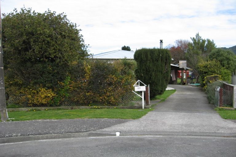 Photo of property in 15 Hunt Street, Wainuiomata, Lower Hutt, 5014