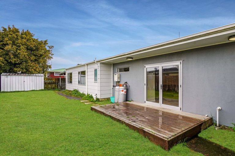 Photo of property in 17a/1 Tawa Road, Te Atatu Peninsula, Auckland, 0610
