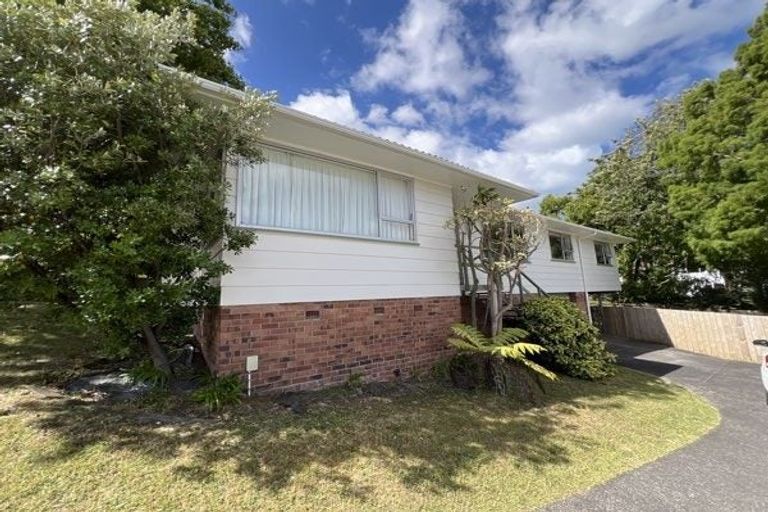 Photo of property in 15 Kerria Place, Sunnynook, Auckland, 0620