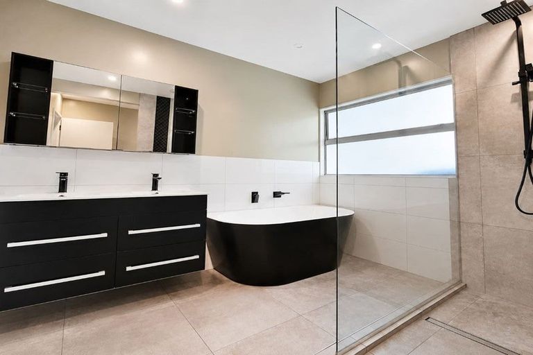 Photo of property in 1 Airlie Road, Plimmerton, Porirua, 5026