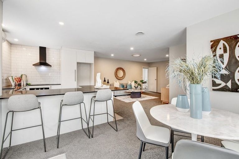 Photo of property in 2/16 Ellice Road, Totara Vale, Auckland, 0629