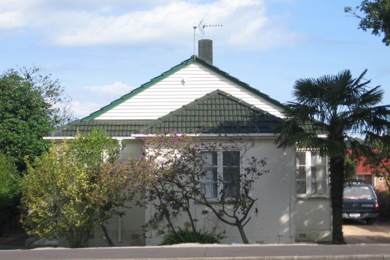 Photo of property in 3190 Great North Road, New Lynn, Auckland, 0600