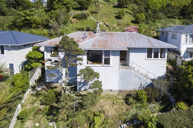 Photo of property in 106 Ruskin Road, Newlands, Wellington, 6037