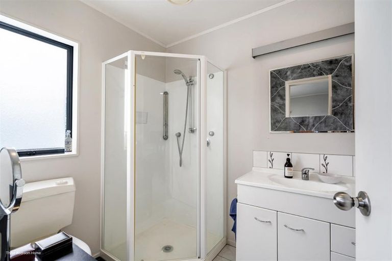 Photo of property in 51 Queen Mary Avenue, New Lynn, Auckland, 0600