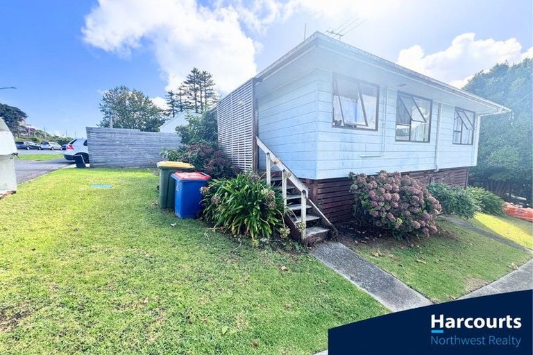 Photo of property in 727 Swanson Road, Swanson, Auckland, 0612