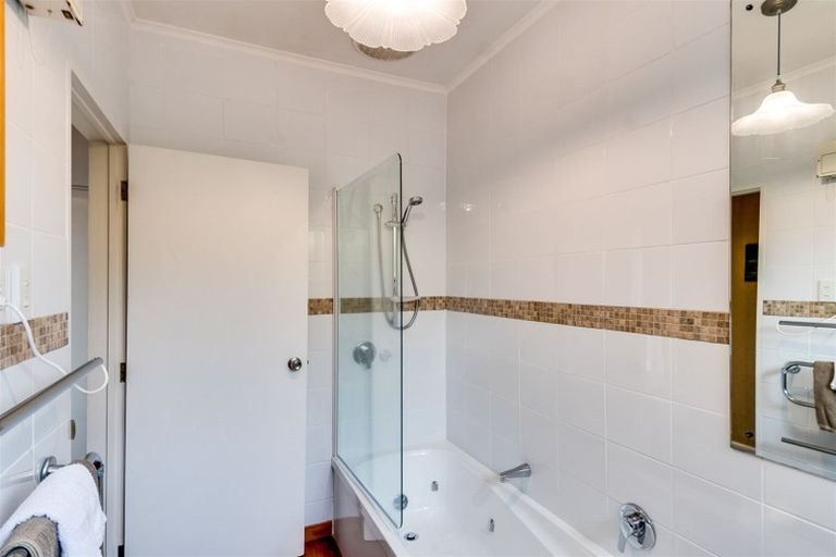 Photo of property in 2/100 Avondale Road, Taradale, Napier, 4112